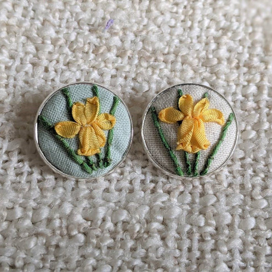 Embroidered daffodil brooch