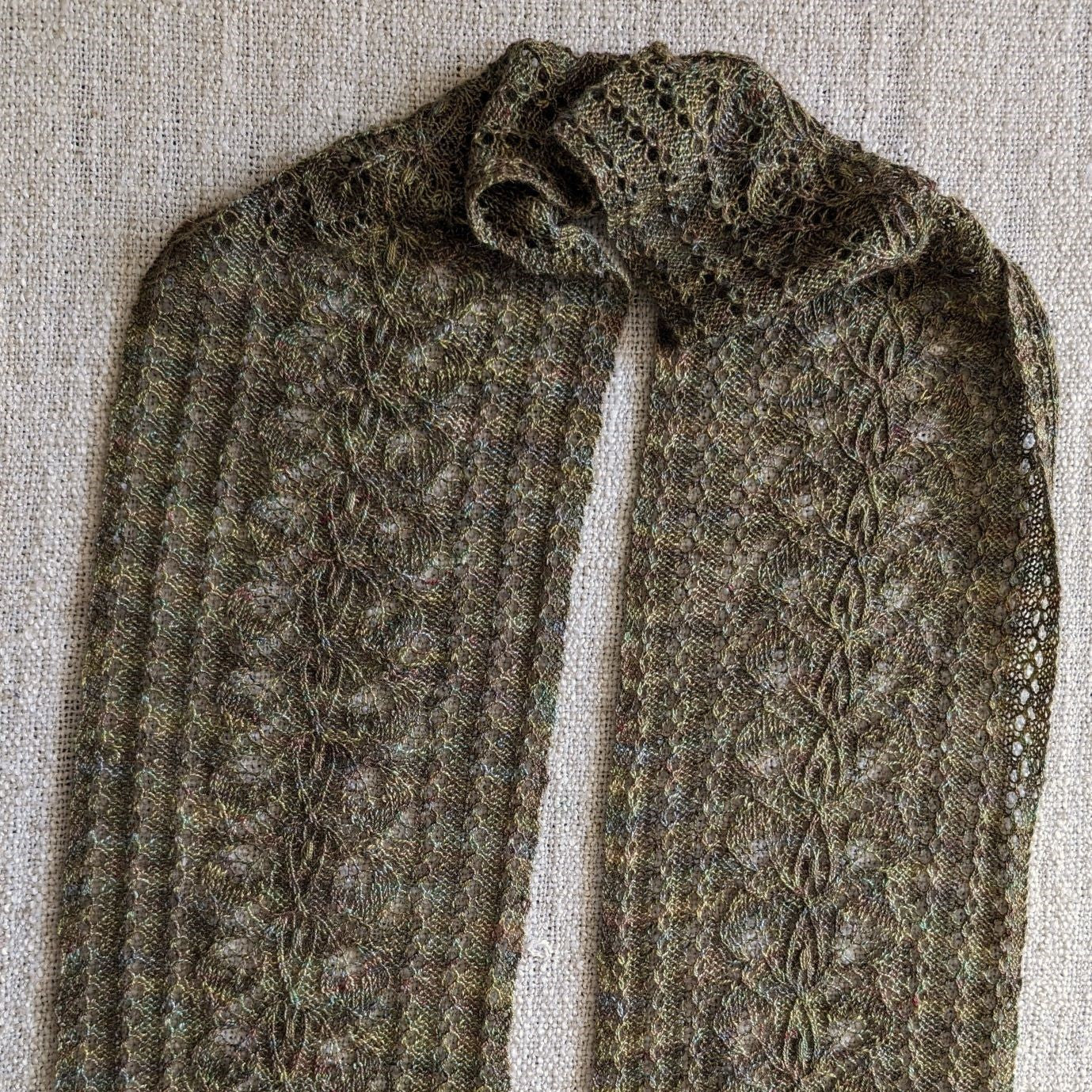 Leaves and crossing stems pattern hand-knitted lace
